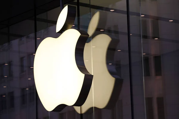 Логотип Apple Inc Освещается Стеклянной Стене Apple Store Пешеходной Торговой — стоковое фото