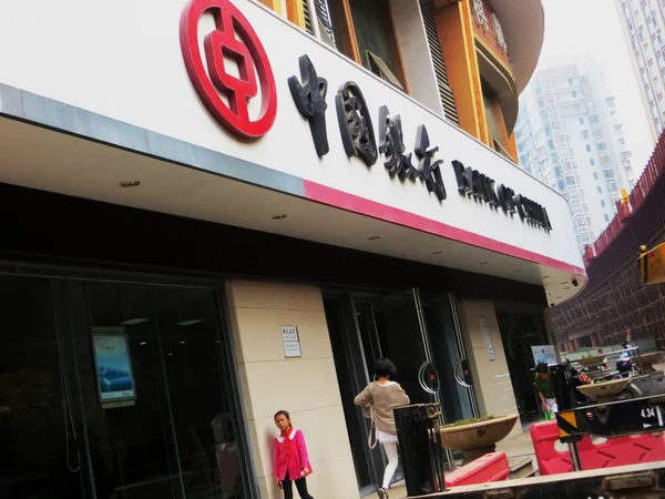 Pedestrians Walk Branch Bank China Boc Yichang City Central China — Stock Photo, Image