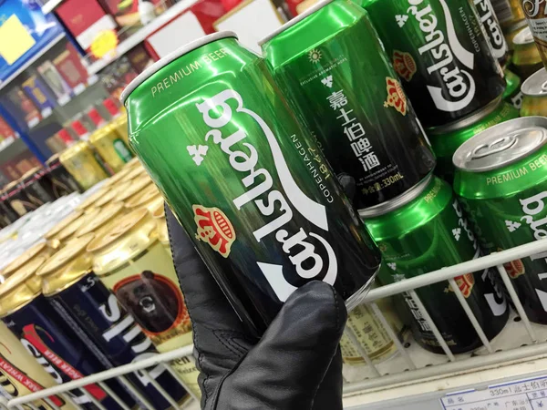 File Zákazník Kupuje Pivo Carlsberg Supermarketu Šanghaji Číně Listopadu 2015 — Stock fotografie