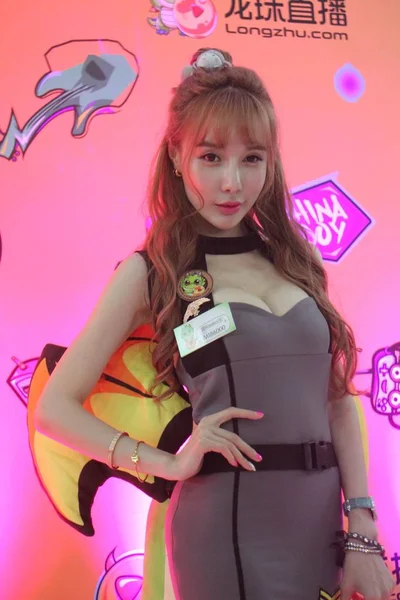 Een Showgirl Vormt Tijdens 14E China Digitale Entertainment Expo Ook — Stockfoto