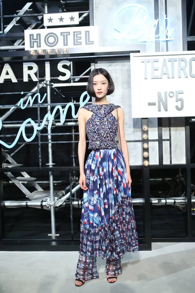Kinesiska Modell Juan Anländer Till Röda Mattan För Chanel Paris — Stockfoto