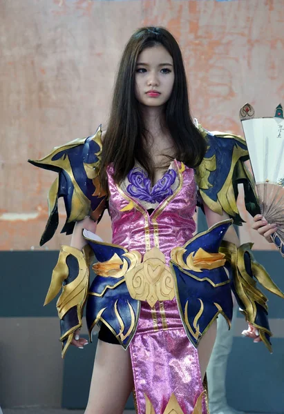 Uma Showgirl Vestida Com Trajes Cosplay Posa Durante 14Th China — Fotografia de Stock