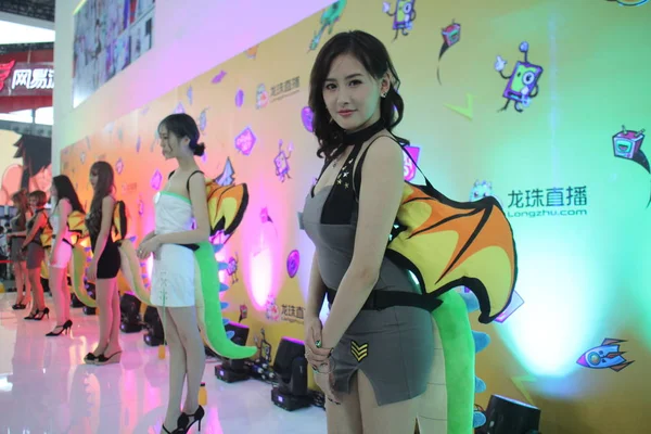 Showgirls Позируют Xiv China Digital Entertainment Expo Известной China Joy — стоковое фото