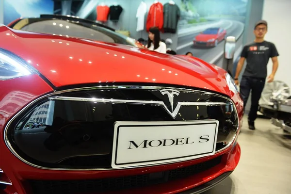 Китайские Покупатели Автомобилей Смотрят Электромобиль Tesla Model Флагманском Магазине Tesla — стоковое фото