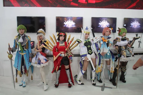 Entertainers Gekleed Cosplay Kostuums Poseren Tijdens 14E China Digital Entertainment — Stockfoto
