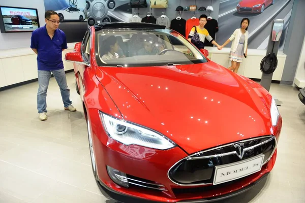 Китайские Покупатели Автомобилей Попробуют Посмотрят Электрический Автомобиль Tesla Model Флагманском — стоковое фото