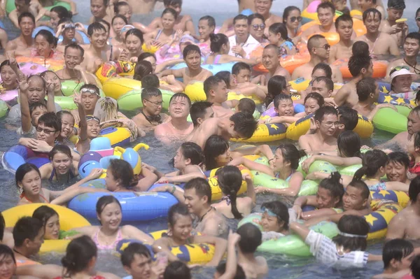 Feriados Chineses Lotam Uma Piscina Parque Aquático Queimador Chongqing China — Fotografia de Stock