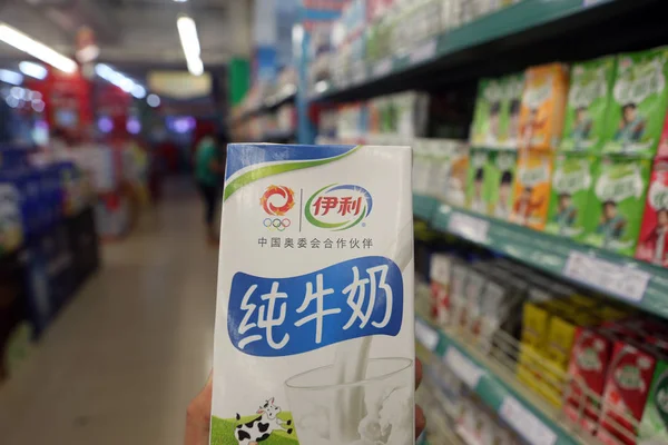 Китайский Покупатель Покупает Молоко Yili Супермаркете Городе Ричжао Провинция Шаньдун — стоковое фото
