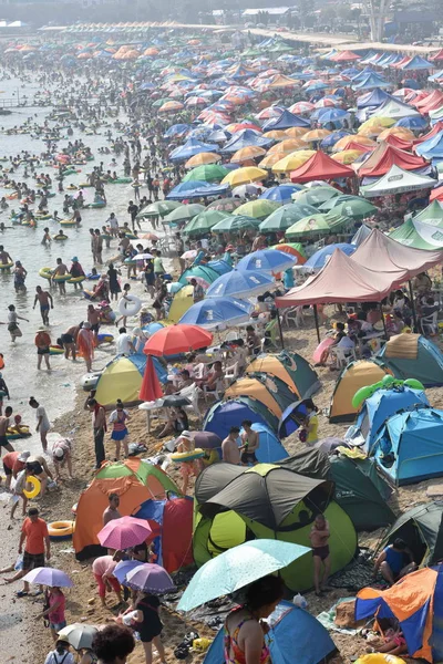 Отдыхающие Собираются Пляжном Курорте Остыть Жаркий День Городе Далянь Северо — стоковое фото