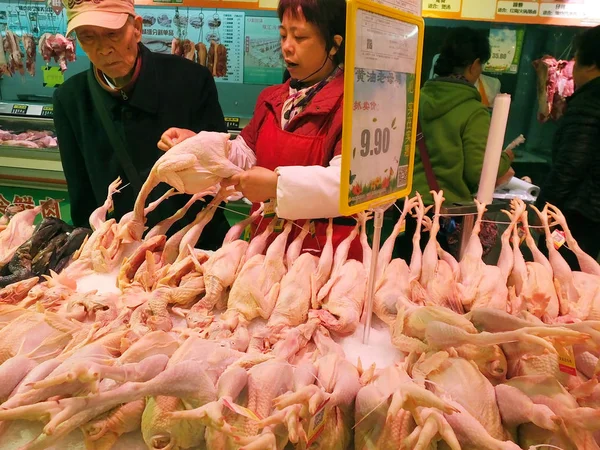 Clientes Chineses Compram Frango Supermercado Cidade Yichang Província Hubei China — Fotografia de Stock