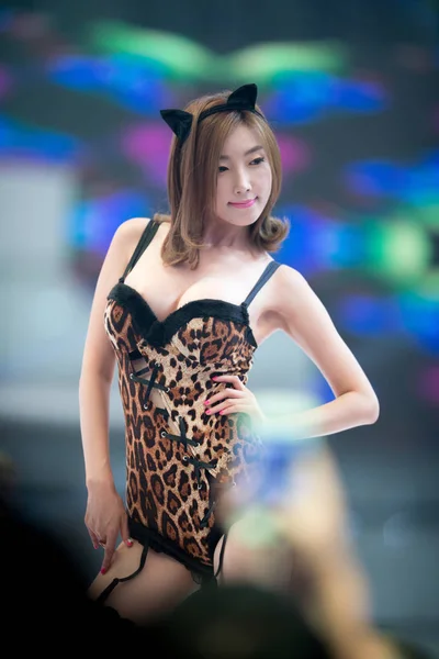 Showgirl Öltözött Szexi Fehérnemű Jelent Színpadon Alatt Kína Digitális Entertainment — Stock Fotó