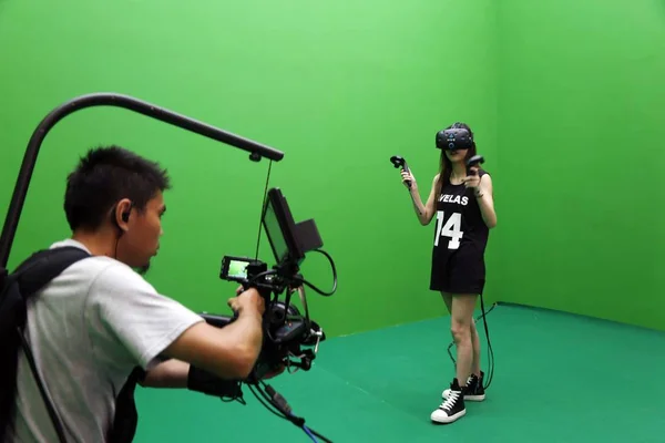 Een Bezoeker Probeert Een Virtual Reality Apparaat Tijdens 14E China — Stockfoto