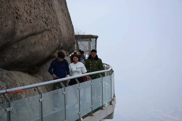 Chinesische Touristen Gehen Einem Malerischen Ort Der Stadt Dandong Der — Stockfoto