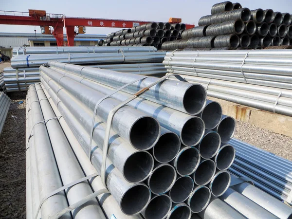 2016年2月16日 中国中部湖北省宜昌市一个钢铁产品市场上 成堆的钢管和盘绕的钢棒 — 图库照片
