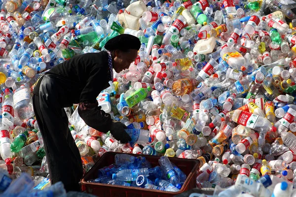 Kvinnlig Kinesisk Arbetare Sorterar Kasserade Plastflaskor Återvinningsstation Hangzhou City Östra — Stockfoto