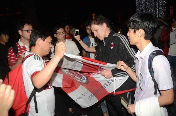 5月5日 意大利足球明星 右二的意大利足球明星佛朗佛 巴雷西与队友抵达中国上海酒店时 为中国球迷签名 — 图库照片