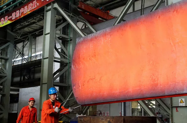 Čínský Pracovník Měří Ocelářský Výrobek Ocelářském Závodě Dongbei Special Steel — Stock fotografie