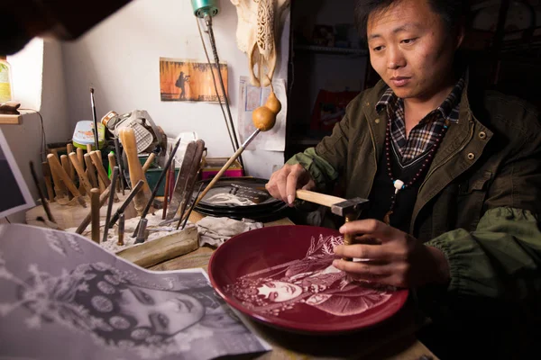 Китайский Ремесленник Чжан Шусон Вырезает Фарфоровую Тарелку Мастерской Городе Чанчунь — стоковое фото