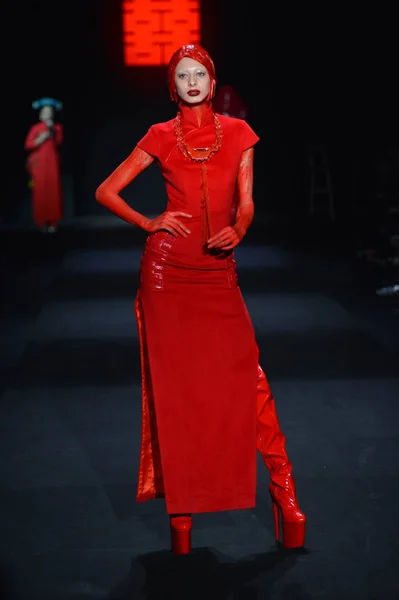 Model Wyświetla Nowe Stworzenie Pokaz Mody Sheguang Podczas China Moda — Zdjęcie stockowe