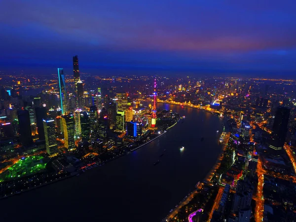 陸家嘴金融地区左最も高い上海タワー 上海世界金融センターは 最も高い左 東方明珠テレビ塔 センター高いと他の高層ビルと Shang 浦東の高層ビルの夜景 — ストック写真