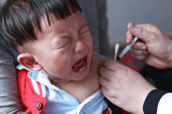 File Chinese Little Boy Cries Being Vaccinated Clinic Disease Control — стоковое фото