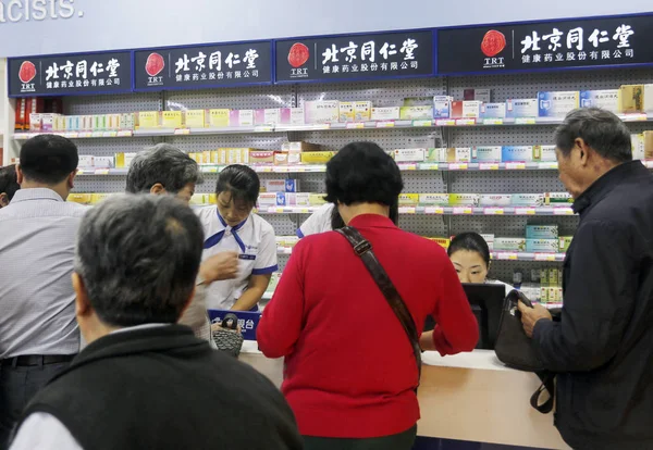 File Emberek Vásárolnak Gyógyszert Egy Gyógyszertár Trt Tongrentang Yichang Város — Stock Fotó