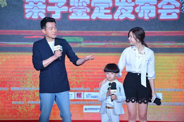 Von Links Der Chinesische Schauspieler Tong Dawei Kinderstar Yuncong Und — Stockfoto