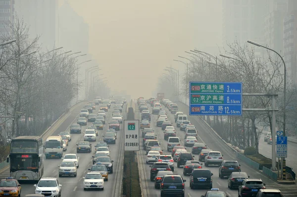 Vehículos Viajan Una Carretera Con Niebla Pesada Beijing China Marzo — Foto de Stock