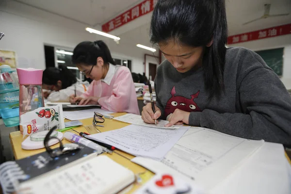 Китайські Студенти Огляд Підручників Рамках Підготовки Майбутніх Національній Коледжу Вступні — стокове фото