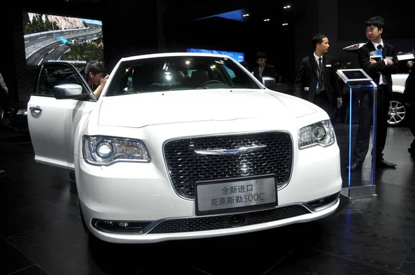 Bir Chrysler 300C Fiat Chrysler Shanghai Uluslararası Otomobil Endüstrisi Fuarı — Stok fotoğraf