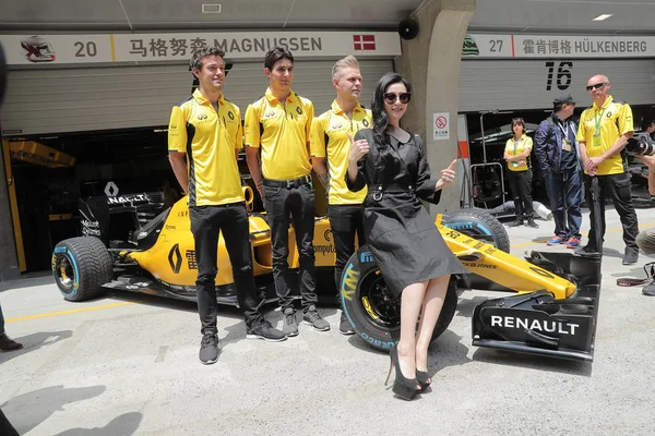 Chinese Actress Fan Bingbing Visits Renault Team Ahead 2016 Formula — Stock Photo, Image