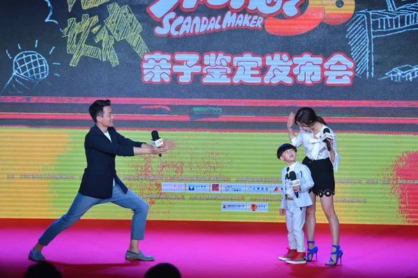 Lewej Chiński Aktor Tong Dawei Dziecko Gwiazda Yuncong Tajwańskiej Aktorki — Zdjęcie stockowe