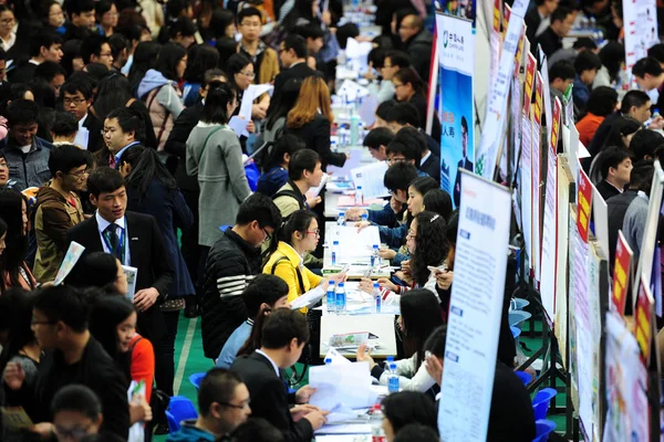 Des Étudiants Chinois Rassemblent Des Stands Recruteurs Pour Chercher Emploi — Photo