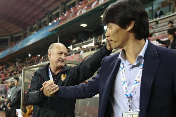 Cheftrainer Luiz Felipe Scolari Von Chinas Guangzhou Evergrande Links Begrüßt — Stockfoto