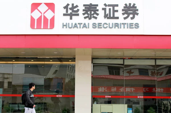 Pedestre Passa Por Uma Filial Huatai Securities Cidade Nanjing Província — Fotografia de Stock