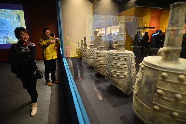 中国游客参观2016年3月2日在中国北京首都博物馆展出的 海洪厚侯爵 墓中出土的可追溯到西汉 公元前206年 的文物 — 图库照片