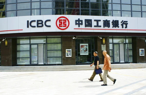 Pedestres Passam Por Uma Filial Icbc Banco Industrial Comercial China — Fotografia de Stock