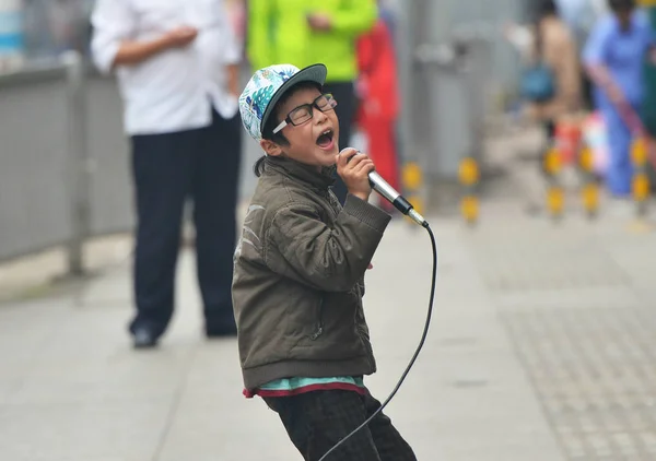 Devítiletý Chlapec Jianjun Zpívá Peníze Ulici Changsha City Střední Čínské — Stock fotografie