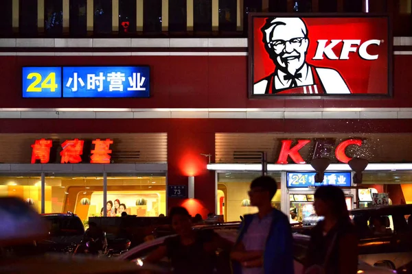 2014年8月27日 中国东北黑龙江省齐齐哈尔市一家 Kfc 快餐店的行人走过 — 图库照片