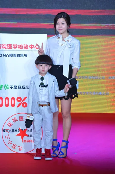 台湾女星陈雪儿和中国童星吕云聪出席2016年3月31日在中国北京举行的宣传他们的新片 丑闻制作人 的新闻发布会 — 图库照片