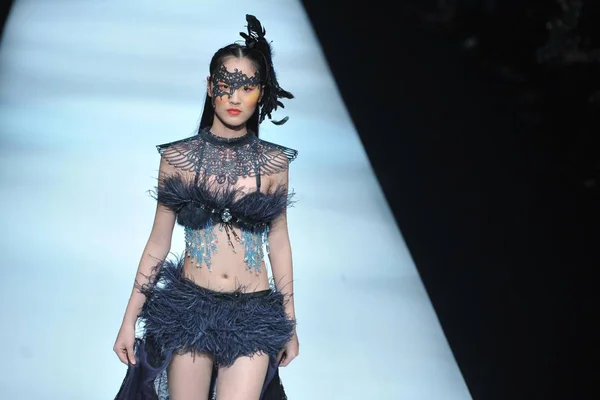 Modell Visar Skapelse Xefiee Modevisning Den Kina Fashion Week Höst — Stockfoto