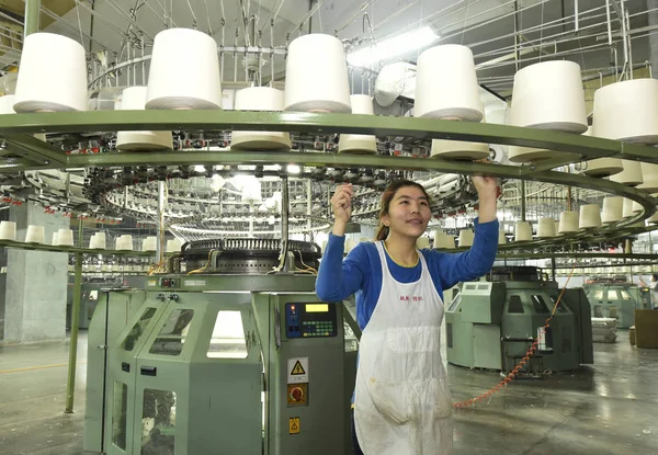 中国の労働者は 中国東部山東省ゾーピング郡の繊維工場で糸の生産を担当し 2016年2月28日 — ストック写真