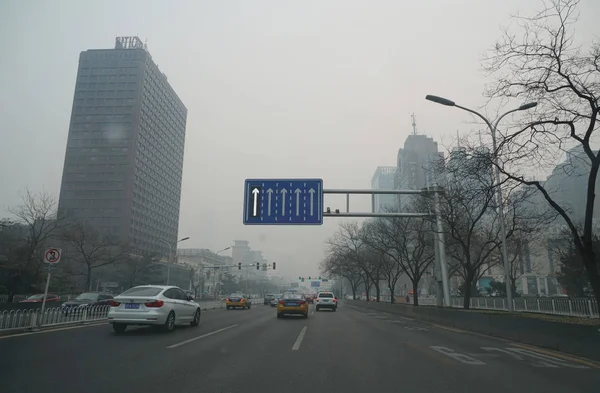 Coches Viajan Camino Smog Pesado Beijing China Marzo 2016 —  Fotos de Stock
