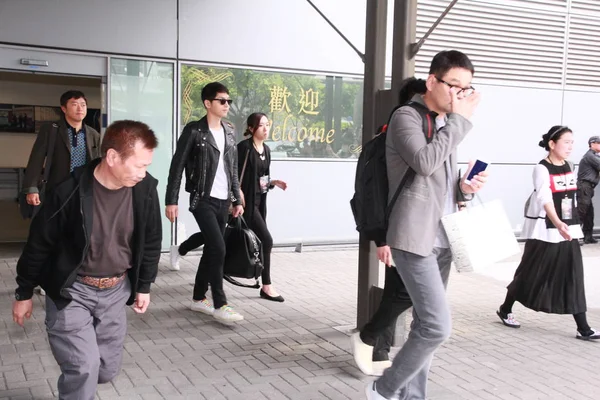 South Korean Actor Song Joong Third Left Exits Hong Kong — Stock Photo, Image