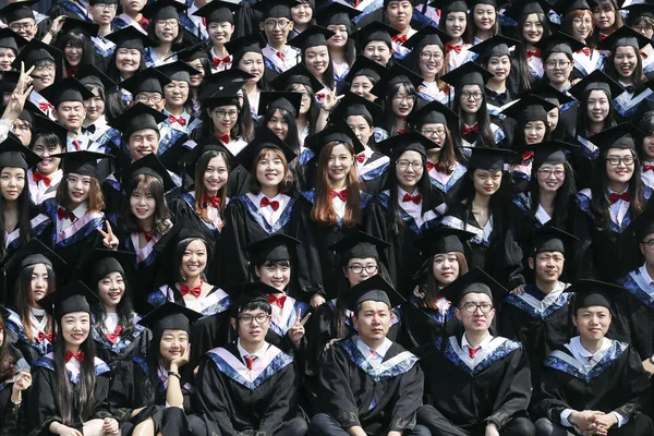 Kinesiska Akademiker Klädda Akademiska Klänningar Utgör Examen Fotosession Tongxiang Campus — Stockfoto