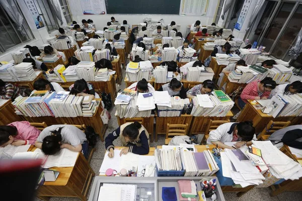 在中国东部江苏省连云港市甘高级中学的教室里 中国学生在教室里复习课本 为即将到来的全国高考 又名高考 做准备 — 图库照片