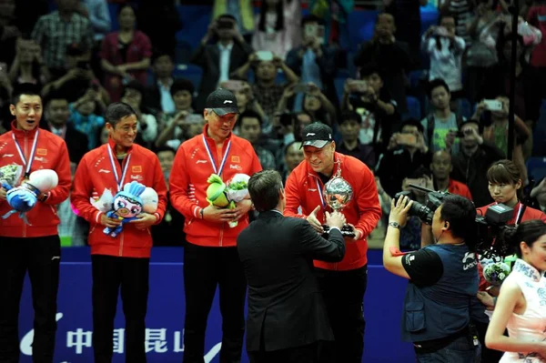 Entrenador Principal Yongbo China Cuarto Izquierda Recibe Trofeo Campeón Durante —  Fotos de Stock