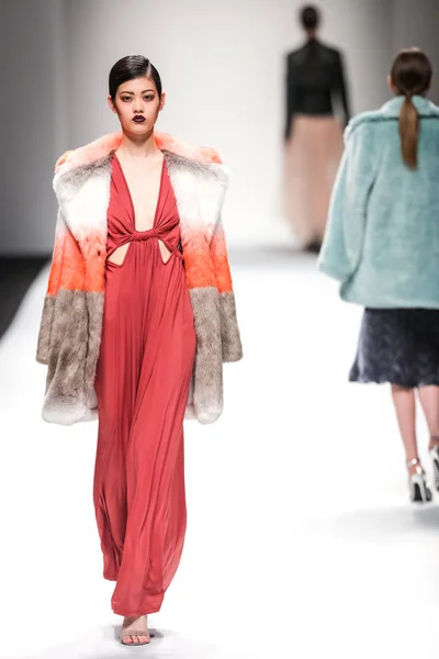 Een Model Toont Een Nieuwe Creatie Glamorous Fashion Show Tijdens — Stockfoto