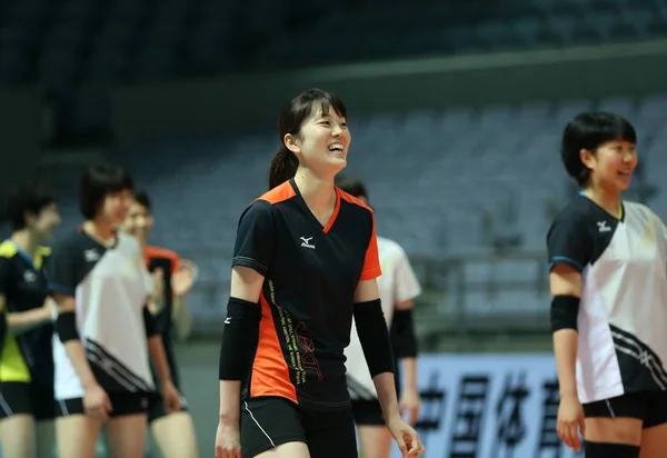 日本人選手は 2016 日中国東部の浙江省寧波市の中国に対して今後国際女性のバレーボール親善試合のトレーニング セッションに参加します — ストック写真