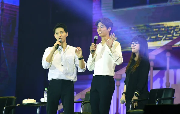 Νότιας Κορέας Ηθοποιός Τραγούδι Joong Αριστερά Μιλάει Δίπλα Από Τις — Φωτογραφία Αρχείου